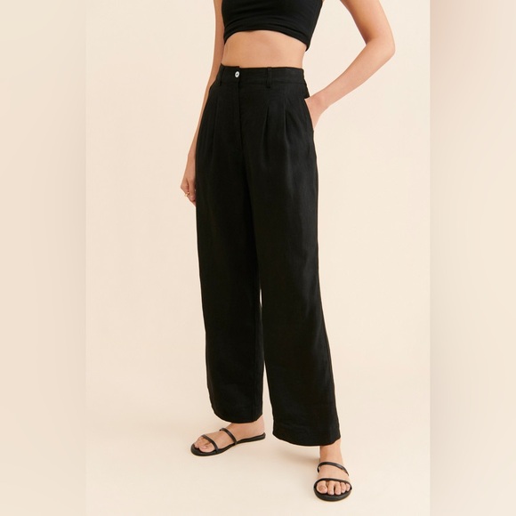 DONNI. Pants - Donni. The Linen Pleated Trouser In Jet Black